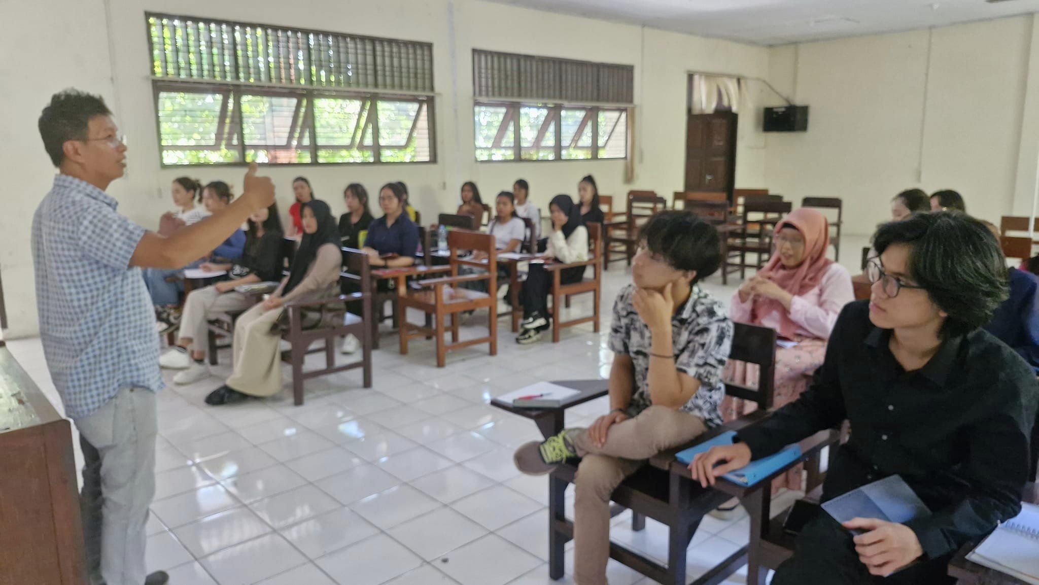 English for Journalism Class Welcomes Leading Journalist Jemmy Sumilat