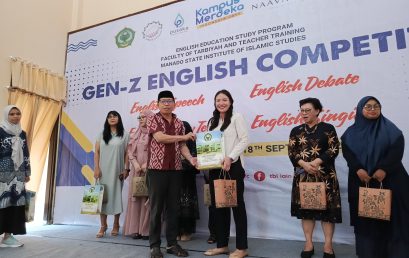 Lecturers of English Literature Serve as Judges for Gen Z English Competition