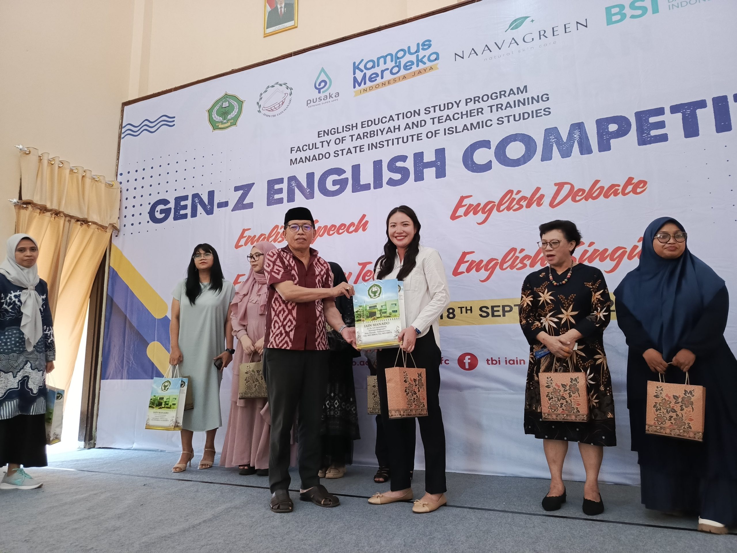 Lecturers of English Literature Serve as Judges for Gen Z English Competition